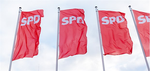 SPD-Abgeordnete machen Druck SPD-Fahnen im Wind: Abgeordnete der SPD wollen eine freie Abstimmung über den Paragrafen 29a.