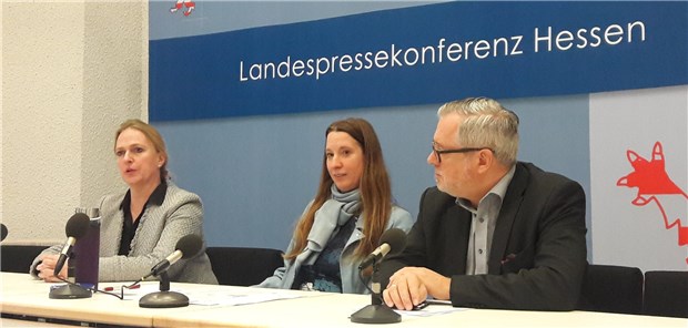 SPD drängt zur Umsetzung der Landarztquote SPD-Gesundheitspolitikerin Dr. Daniela Sommer (Mitte) stellt mit der Kreisbeigeordneten des Wetteraukreises, Stephanie Becker-Bösch, und SPD-Sprecher Christoph Gehring den Gesetzentwurf für eine Landarztquote vor.