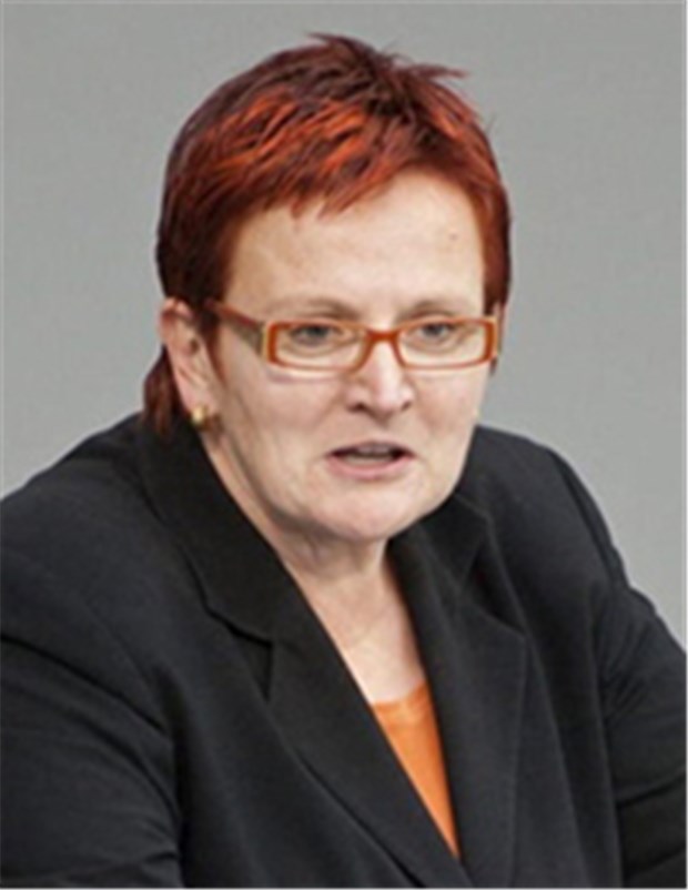 SPD legt milliardenschweres Pflegekonzept vor SPD-Politikerin Ferner: Regierung führt Sommertheater in der Pflege auf.