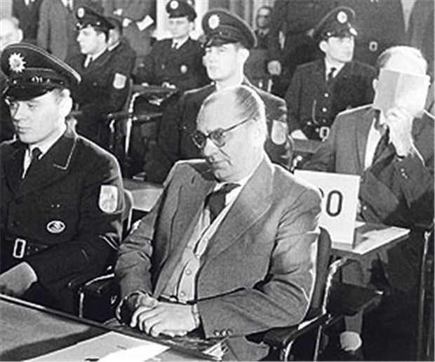 Ärzte auf der Anklagebank SS-Oberscharführer Josef Klehr (v.r.) gesteht im Laufe des Prozesses, Hunderte KZ-Insassen zu Tode gespritzt zu haben.
