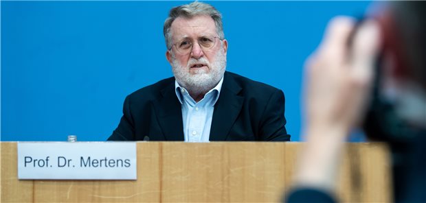 Ärzte fürchten Corona-„Impfansturm“ auf Praxen STIKO-Vorsitzender Thomas Mertens deutet eine baldige Ausweitung der Booster-Empfehlung gegen COVID-19 an.