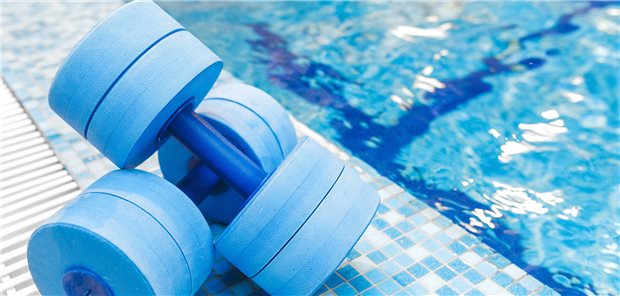 Sabela Rivas Neira und Kollegen resümieren, dass Aquatherapie eine gute Therapieoption für Frauen mit Fibromyalgie abzugeben scheint. Nach sechswöchigem Follow-up reduziere Aquatherapie die Schmerzintensität mehr als Übungen auf dem Trockenen, und auch die Schlafqualität werde stärker verbessert.