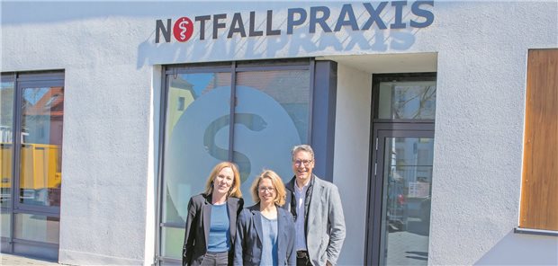 Sabine Bauder-Busch, Dr. Angela Rothermel, Landrat Dr. Richard Sigel vor der Notfallpraxis in Backnang im Rems-Murr-Kreis (v.l.). Die Einrichtung soll laut KVBW Ende Juni schließen.