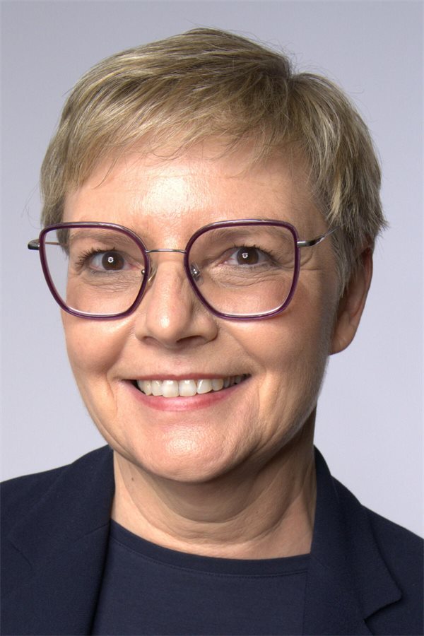 Sabine Dittmar (SPD) ist Hausärztin, seit 2013 Mitglied des Bundestags und war 2021-2025 Parlamentarische Staatssekretärin beim Bundesminister für Gesundheit. 