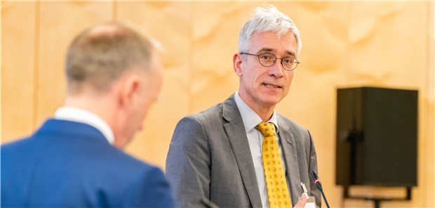 Notfallreform – strittig, aber lösbar Sachliche Diskussion trotz teilweise unterschiedlicher Auffassungen zur Notfallreform: KBV-Vize Dr. Stephan Hofmeister und Professor André Gries, Leiter der Zentralen Notaufnahme der Uniklinik Leipzig.