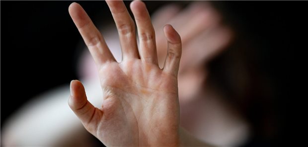 Vertrauliche Spurensicherung: Sachsen-Anhalt hilft Opfern von Gewalt und Missbrauch Frau hält Hände vor ihr Gesicht.