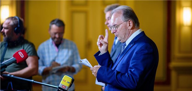 Sachsen-Anhalts eigensinniger Corona-Weg Sachsen-Anhalts Ministerpräsident Reiner Haseloff gibt in der Staatskanzlei ein Pressestatement.