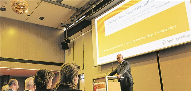 Arzt und Pflegekraft – die neue Art, miteinander zu reden Sachsens Ärztekammerpräsident Erik Bodendieck spricht sich für eine respektvolle Zusammenarbeit von Arzt und Pflegekraft aus (großes Foto). Die Gewinner des Innovationspreises der Uniklinik Dresden: Moderator Falk H. Miekley, PD Dr. Jörg Reichert, Marion Sommerfeld, Professor Mario Rüdiger, Staatsministerin Barbara Klepsch (v.l.n.r.)