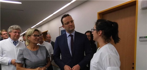Nahaufnahme für Spahn – Was Pflegepolitik der Groko bewirkt Sachsens Gesundheitsministerin Barbara Klepsch und Bundesgesundheitsminister Jens Spahn im Gespräch mit Schwester Sarah Bergert, die an der Paracelsus-Klinik in Zwickau arbeitet.