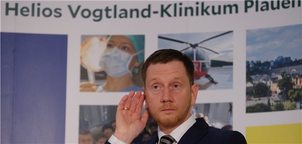 Kliniken im Vogtlandkreis an Kapazitätsgrenze angelangt Sachsens Ministerpräsident Kretschmer beim Besuch des Helios Vogtland-Klinikums, das vor Überlastung mit COVID-Patienten warnt.