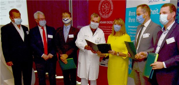 Kompetenz bringt mündige Patienten Sachsens Staatsministerin für Soziales und Gesellschaftlichen Zusammenhalt Petra Köpping bei der Übergabe des Förderbescheides an (v.l.) Professor Michael Albrecht, Medizinischer Vorstand des Universitätsklinikums Dresden, Professor Heinz Reichmann, Direktor der Klinik für Neurologie und Dekan der Medizinischen Fakultät Carl Gustav Carus der TU Dresden, Dr. Olaf Müller, Geschäftsführer der Carus Consilium Sachsen GmbH, Lars Großmann (Geschäftsführer von MedicalSyn GmbH) und Dr. Hannes Schlieter (TU Dresden).