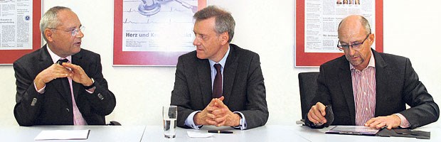 KVen nehmen Versorgungsauftrag zu wenig wahr Sachverständiger, Wissenschaftler, Allgemeinarzt: Professor Ferdinand Gerlach (Mitte) beim Gespräch in der Redaktion der "Ärzte Zeitung" mit Helmut Laschet und Wolfgang van den Bergh (v.l.).