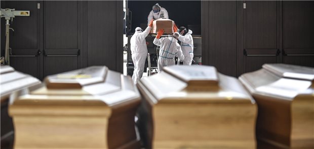Übersterblichkeit in der Pandemie: Forscher machen große regionale Unterschiede aus Särge, die aus der Gegend von Bergamo in Norditalien eintreffen, werden im März 2020 aus einem Militärfahrzeug in ein Gebäude des Friedhofs von Cinisello Balsamo getragen.