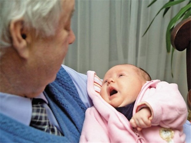 Opas Pertussis-Impfung schützt den Enkel Säugling mit Opa. Zum Schutz des Kindes sollten alle Personen des engen Umfeldes gegen Pertussis geimpft sein.