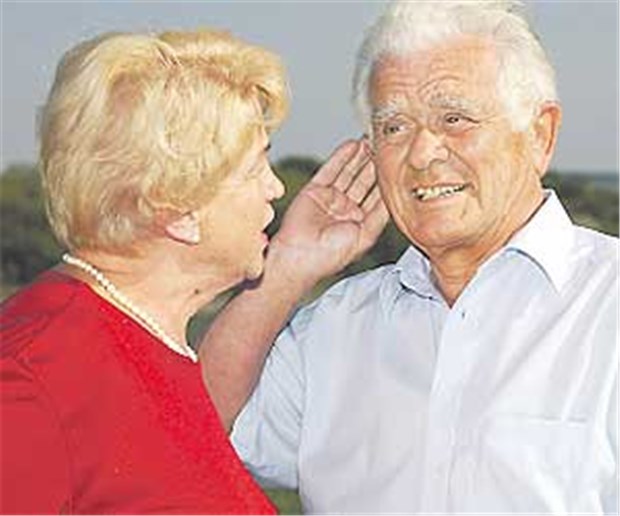 Kampf gegen Hörschäden spart der Gesellschaft Geld "Sag mal, hörst du schlecht", scheint diese Frau zu sagen. 14 Millionen Menschen in Deutschland gelten als schwerhörig.