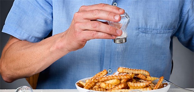 Salzige Kost macht nicht durstig, aber hungrig Salz verstärkt nur kurzfristig den Durst.