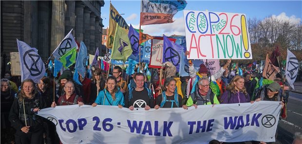 Klimawandel geht aufs Herz und verletzt die Menschenrechte Pilgrimage groups and artists, including members of XR Faith at Glasgow Green, as they are walking to Glasgow to raise awareness of the climate crisis and demand a fair deal at COP26 for the Global South, as Glasgow prepares for the Cop26 summit