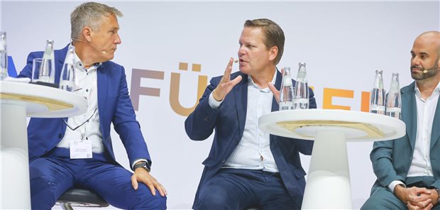Zu sehen sind BMG-Staatssekretär Tino Sorge (M.), Urs Voegeli (r.) von Johnson & Johnson und Dr. Stefan Schaller (l.) Siemens Healthineers.