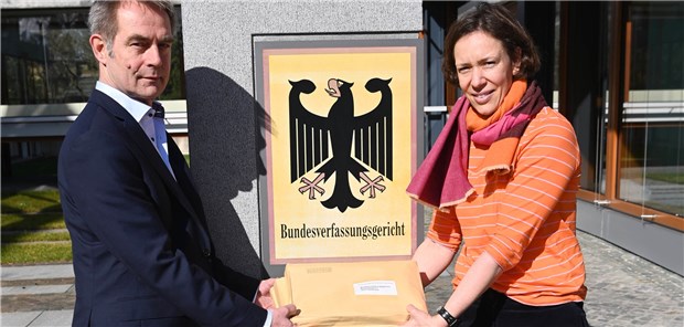 Eltern legen Verfassungsbeschwerden gegen Masern-Impfpflicht ein Sandra Blum, stellvertretende Vorsitzende des Vereins Initiative freie Impfentscheidung, und Michael Friedl, Vorstand im Verein Ärzte für individuelle Impfentscheidung, haben beim Bundesverfassungsge Verfassungsbeschwerde gegen das Gesetz zur Masern-Impfpflicht eingereicht.