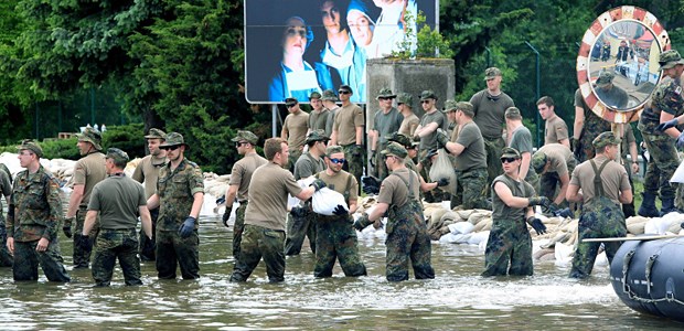 Hochwasser schweißt Ärzte zusammen Sandsäcke gegen die Flut: Bundeswehrsoldaten sind wie hier bei Magdeburg unermüdlich im Einsatz.