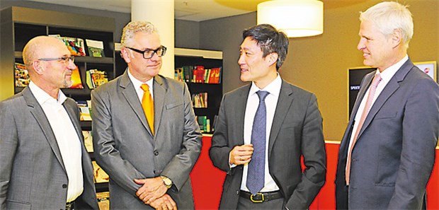 Sang-Jin Pak (2.v.r.) und Torsten Strohmeyer (2.v.l.) im Gespräch mit Dirk Einecke (r.) und Wolfgang van den Bergh.