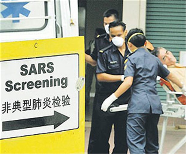 Sars - ein Erreger fliegt um die Welt Sanitäter bringen einen Mann in Singapur zum Sars-Screening.