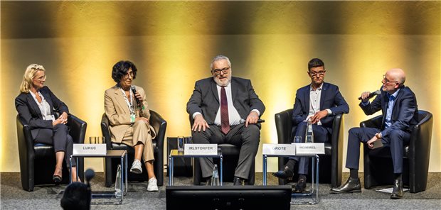 Sarah Lukuc (Bundesverband Pflegemanagement), Vera Lux (Medizinische Hochschule Hannover), Erich Irlstorfer (CSU) und Norbert Grote (bpa, von links) diskutierten mit Moderator Thomas Hommel (Hauptstadtbüro der Ärzte Zeitung) über die aktuelle Pflegesituation in Deutschland.