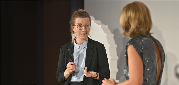 Sarah Meschenmoser (l.) von Ärzte ohne Grenzen berichtete bei der Springer Medizin Gala mit Moderatorin Yve Fehring (r.), dass die Tätigkeit in der Ukraine sich von der in vielen anderen Krisengebieten unterscheide.