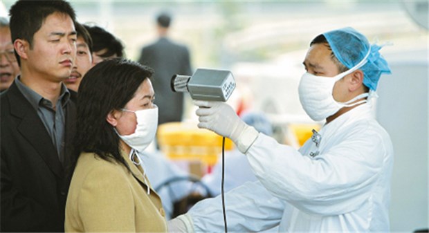 Cholera, Polio, Sars: Gefahr für die gesamte Welt? Sars-Ausbruch 2003: Temperaturmessungen bei Passanten in Shanghai.