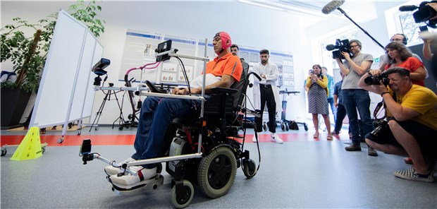Rollstuhlfahren per Gedankensteuerung Sarshar Manoucheher, ein querschnittsgelähmter Patient, steuert mittels einer Hirn-Computer-Schnittstelle seinen Rollstuhl mit Gedankenkraft.