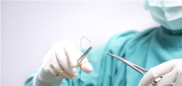 Sauber soll es sein. Das gilt auch für den Medizinprodukteeinsatz bei ambulanten Op. Die Kassen an den Hygienekosten der Praxen zu beteiligen, erweist sich als Geduldspiel.