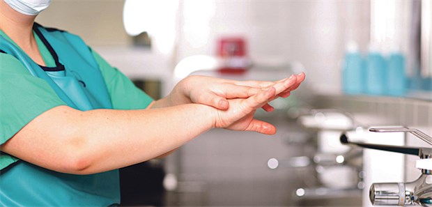 Gröhes Plan gegen Killer-Keime Saubere Hände? Desinfektion gilt als ein Beitrag des Klinikpersonals zur Hygiene auf den Stationen.