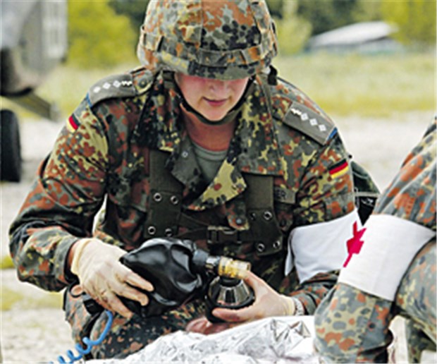 Notfallmedizin lernt von Soldaten Sauerstoffversorgung während Katastrophenschutzübung mit der Bundeswehr: Soldaten machen manches anders als zivile Notärzte.