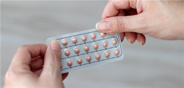 Zwei Hände halten eine Blisterpackung der Pille.