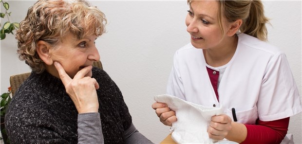 Harninkontinenz – viele Frauen leiden still Scham oder Skepsis bringen bei Problemen mit der Kontinenz nicht weiter. (Symbolbild mit Fotomodellen)