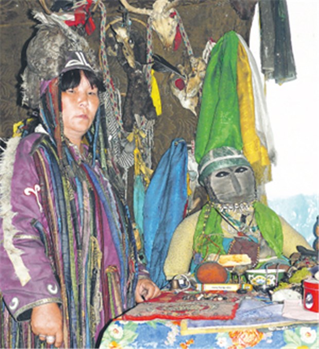 Mit Weihrauch und Peitsche gegen das Böse Schamanin Aida Lanzyi in ihrer Praxis in Kyzyl - zusammen mit Stoffpuppe Erlik, dem "Herrn des Totenreichs" (r.)