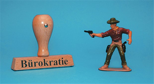 Wirtschaft rügt Rösler als Bürokratie-Anstifter Scharf schießen die Arbeitgeberverbände gegen das Vorhaben, dass Betriebe den Sozialausgleich abwickeln sollen.