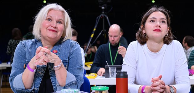 Brandenburgs Grüne kritisieren auf Parteitag Nonnemacher-Entlassung scharf Brandenburg, Cottbus: Alexandra Pichl (l) und Hanna Große Holtrup (beide Landesvorsitzende der Grünen Brandenburg) nehmen an der Landesdelegiertenkonferenz teil. Auf ihrem Landesparteitag wollen die Grünen die verlorene Landtagswahl in Brandenburg aufarbeiten und ihren Blick auf die Bundestagswahl im Februar richten.