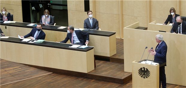 Bundesrat segnet Bundes-Lockdown ab Scharfe Kritik aus Hessen: Ministerpräsident Volker Bouffier am Donnerstag im Bundesrat.