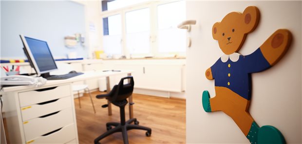 Blick in ein Behandlungszimmer in einer Gemeinschaftspraxis von Kinderärzten.
