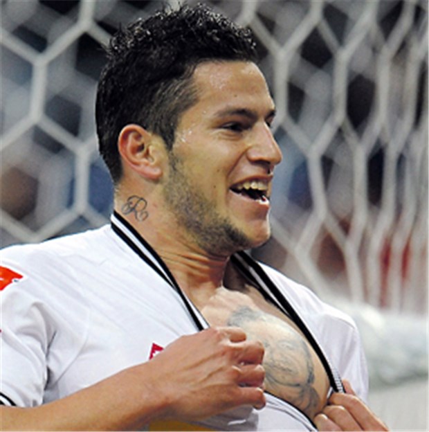 Standard-Tattoos sind out Schaut her, mein Papa: Fußballer Raul Bobadilla von Gladbach zeigt seine Tätowierung.