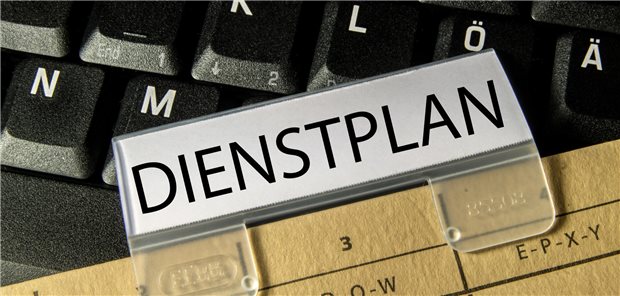 Akte mit der Aufschrift &quot;Dienstplan&quot; auf Tastatur