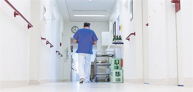 Hat ein Pfleger jahrelang gemordet? Schichtwechsel auf einer Klinikstation: Im Falle Niels H. ist durch diesen Wechsel aufgefallen, dass während der Arbeitszeit des Pflegers angeblich doppelt so viele Patienten verstorben sind wie sonst üblich.