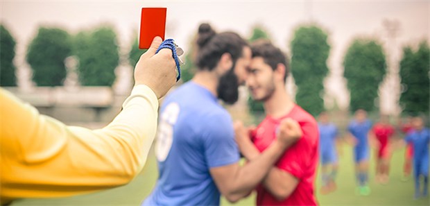 Gewalt im Amateurfußball – ein Sonntagsproblem? Schiedsrichter haben es nicht leicht – gerade wenn im Amateurfußball die Emotionen hoch schlagen. Oft genug geraten sie zwischen die Fronten.