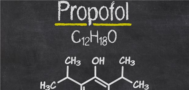 Propofol wird knapp Schiefertafel mit der chemischen Formel von Propofol: In Deutschland hat einer der Hersteller wohl Lieferprobleme.