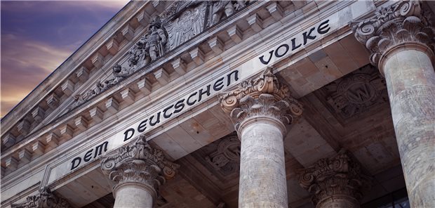 Corona-Maßnahmen: Abgeordnete sehen Gewaltenteilung in Schieflage Das Bundestagsgebäude. Parlamentarier fordern mehr Mitsprache bei neuen Corona-Regelungen der Regierung.