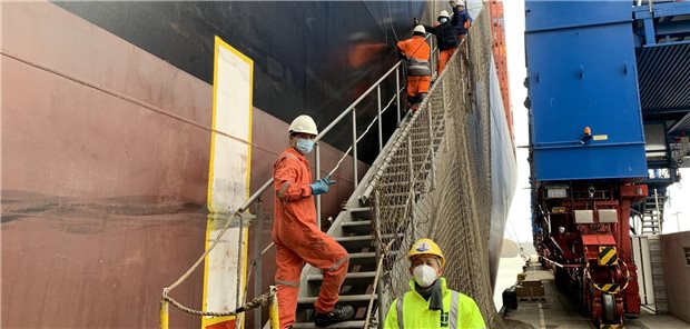 Schiffe mit sehr kurzen Liegezeiten werden auch von Mitarbeitern der Seemannsmission für einen „Schnack“ besucht. Die Crew freut sich über die Ablenkung.