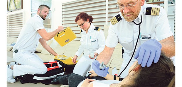 Allgemeinmediziner als Kreuzfahrtärzte begehrt Schiffsärzte während einer Notfallübung. Manche Schiffe verfügen sogar über kleine Hospitale.