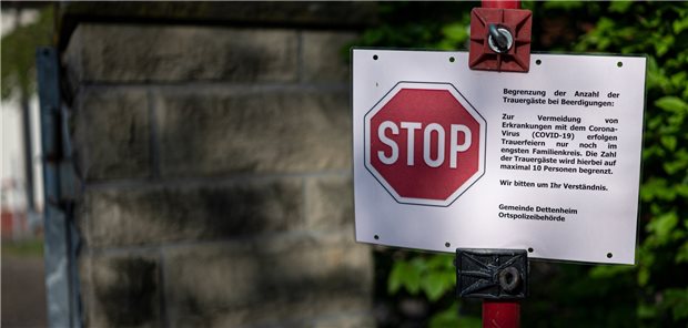 Corona macht den Tod noch schwieriger Schild am Friedhof in Dettenheim-Liedolsheim (Baden-Württemberg) im April 2020: Was, wenn bei Familien Personen zum engsten Familienkreis gehören? Einige dürfen dann nicht mit zuu Trauerfeier kommen.