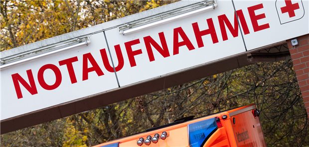 Schild an der Zentralen Notaufnahme vom KRH Klinikum Agnes Karll Laatzen in der Region Hannover: Wie man durch Nicht-Notfälle verstopfte Ambulanzen entschlackt, darüber wird seit Jahren diskutiert. (Archivbild)
